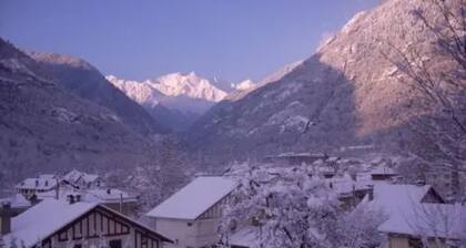 Guest House 'Chambre Verte' with Mountain View and Wi-Fi