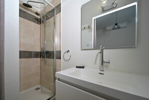 Shower - Guest House 'Chambre Verte' with Mountain View and Wi-Fi (Auzat)