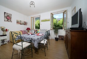 Dining - Guest House 'Jolie Chambre Au Calme À Auzat' with Mountain View (Auzat)