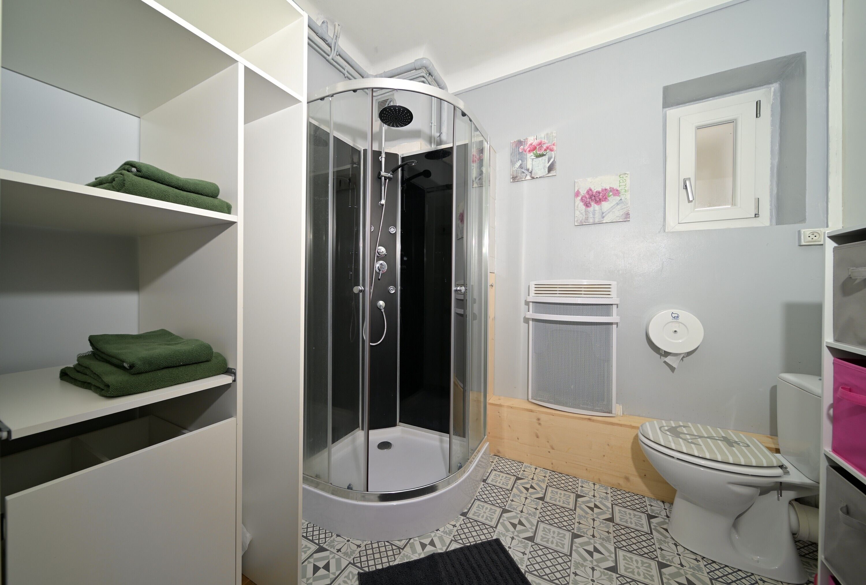 Dusche, Haartrockner, Handtücher