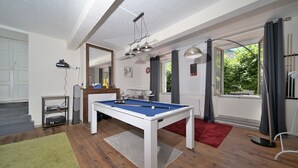A room with a pool table, a mirror, a window with curtains, and a red rug. - Guest House 'Jolie Chambre Au Calme À Auzat' with Mountain View (Auzat)