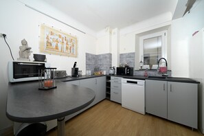 Fridge, microwave, oven, stovetop - Guest House 'Jolie Chambre Au Calme À Auzat' with Mountain View (Auzat)