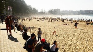 A crowded beach with people sitting and walking along the shore. - Manly Seabreeze With 1 Bathrooms (Manly)