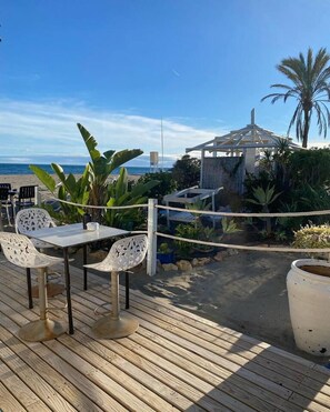 Apartment | Property grounds - Bright and Airy Apartment in Puerto Banus (Marbella)