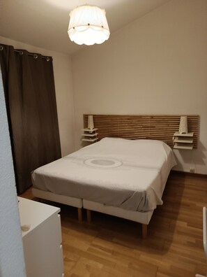 2 bedrooms, iron/ironing board, WiFi (free), bed sheets