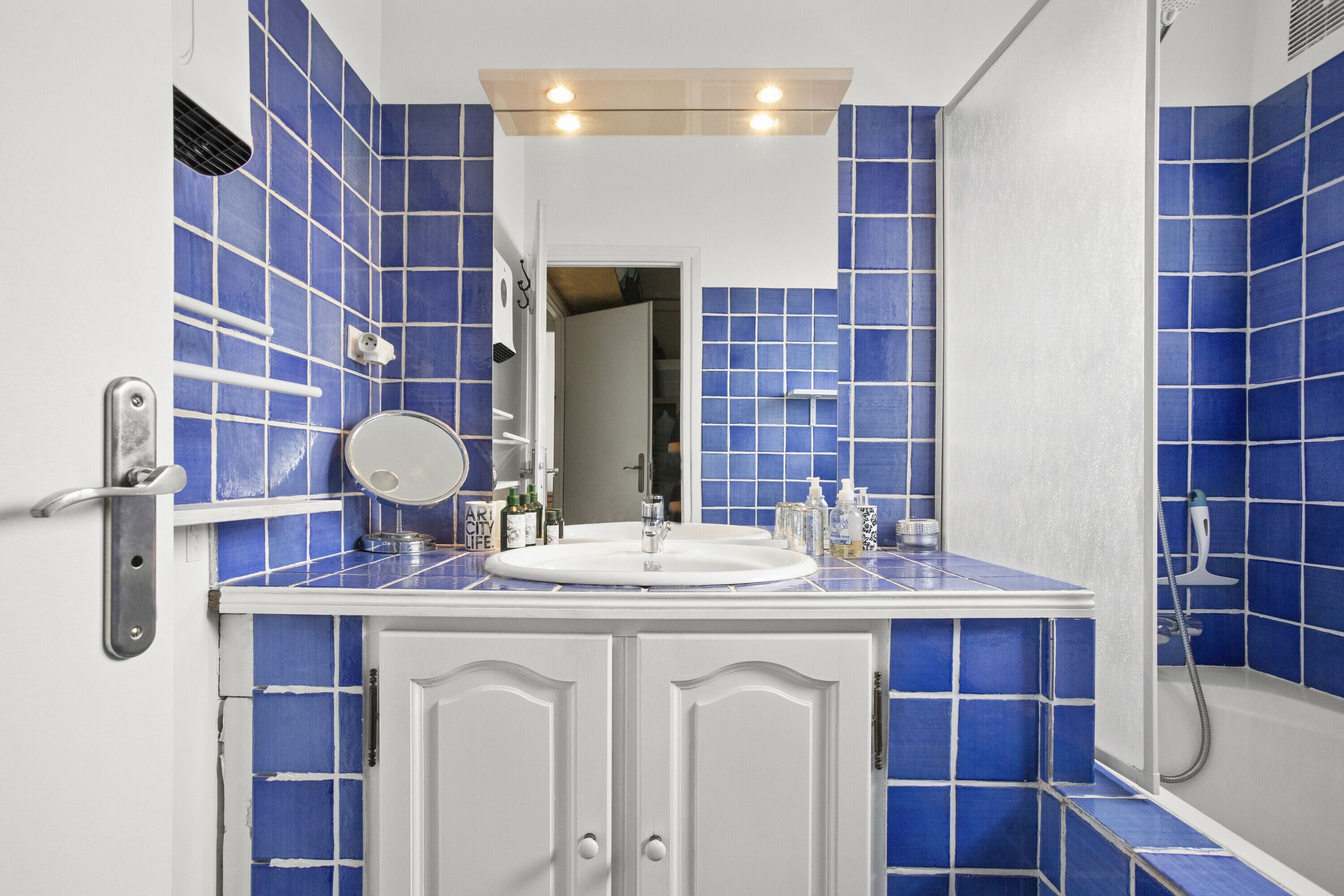 Een douche, handdoeken