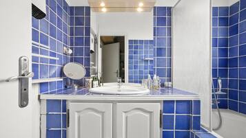 Een douche, handdoeken