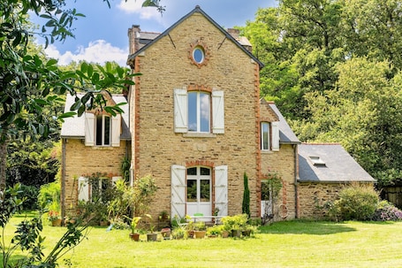Exterior. Guesthouse 'Chambre D'hôtes Kerdary' with Shared Garden, Wi-Fi, and Air Conditioning