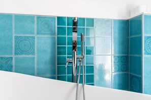 Ducha, secador de pelo, toallas