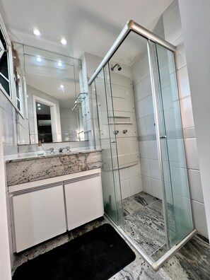 Dusche, Haartrockner, Handtücher, Seife