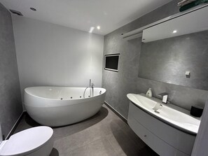 Apartemen | Kamar mandi | Bathtub besar, pengering rambut,  dan handuk