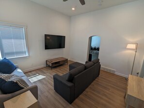 Smart-tv, böcker och kontor