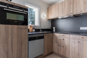 Ovn, oppvaskmaskin, brødrister og høy barnestol