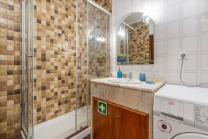 Shower, hair dryer, towels - Sweet Home Rp Apartment with Balcony and Wi-Fi (Portimão)