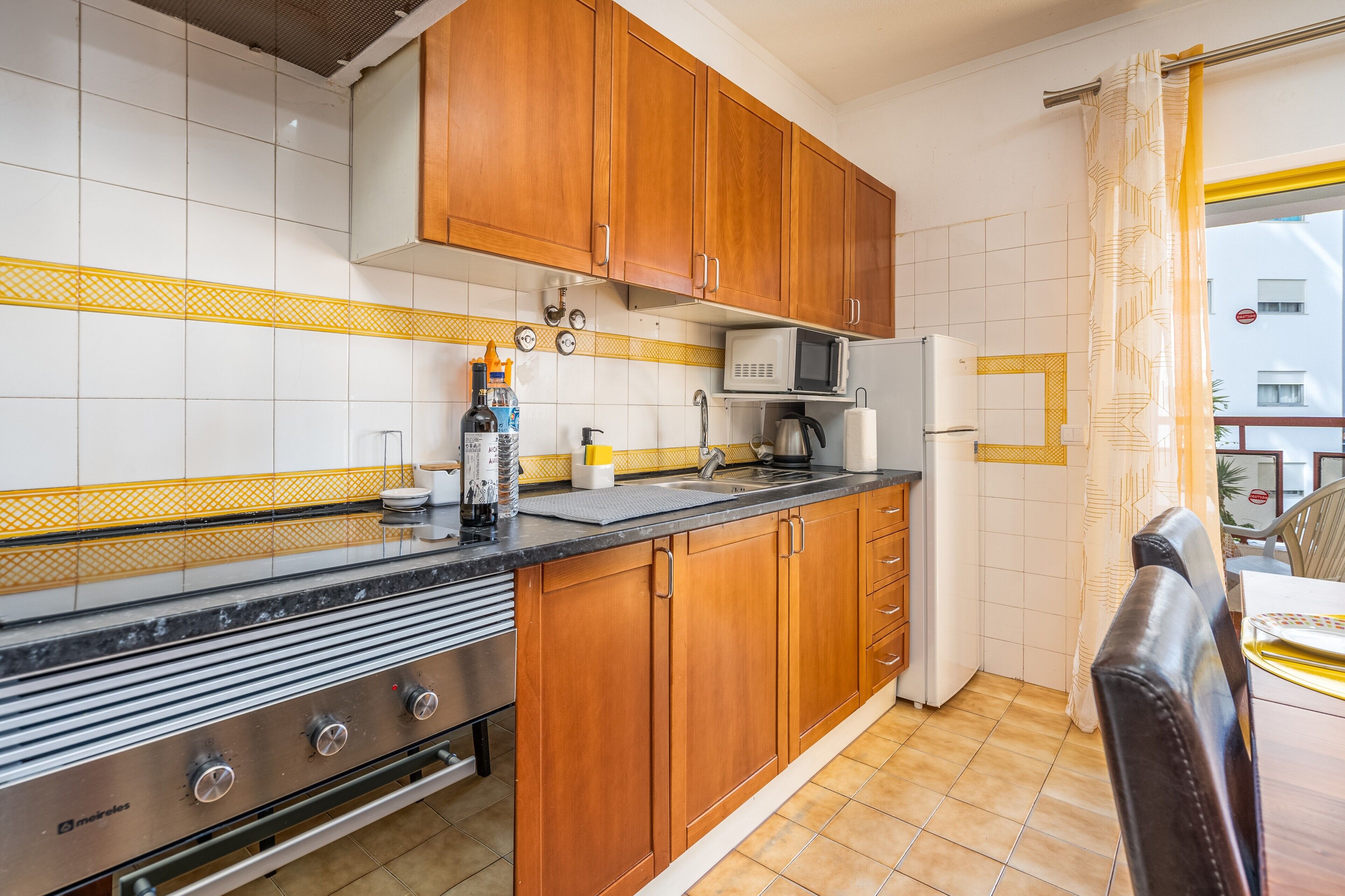 Geladeira, micro-ondas, fogão, cooktop