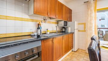 Geladeira, micro-ondas, fogão, cooktop