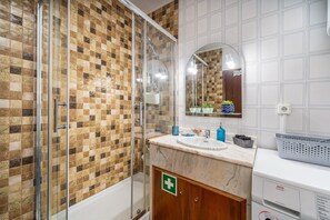 Shower, hair dryer, towels