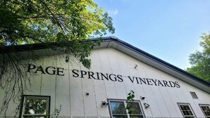 Rakennuksen julkisivussa on kyltti, jossa lukee ”Page Springs Vineyards”.