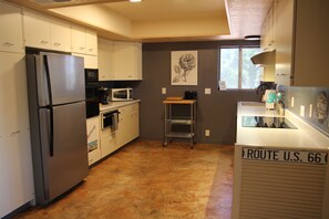 冷蔵庫、電子レンジ、オーブン、コンロ