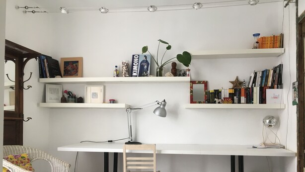 A study room with a desk, shelves, a chair, and a ladder. - Petit nid D'amour, au Coeur du Père Lachaise (Paris)