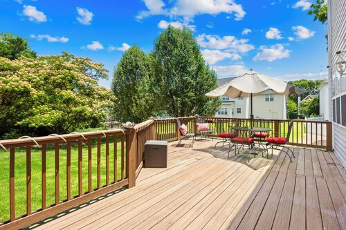 Terrific 5-bedroom house in Charlotte with AC, WiFi, and entertainment for all!