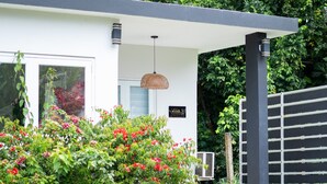 Uma villa moderna com uma placa que diz 'Villa 1'.