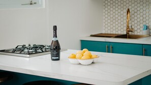 Kjøleskap, mikrobølgeovn, ovn og kaffetrakter/tekoker