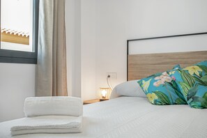 1 habitación, tabla de planchar con plancha, wifi gratis y ropa de cama 