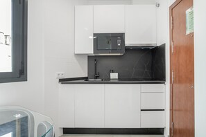 Refrigerador, microondas, parrilla de estufa y cafetera y tetera 