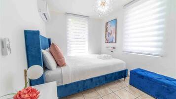 2 عدّة غرف نوم ومكواة/لوح كي وواي فاي وملاءات أسرّة