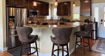 Horseshoe Lake retreat- 2-bedroom + loft lake house, minutes from U of M Stadium