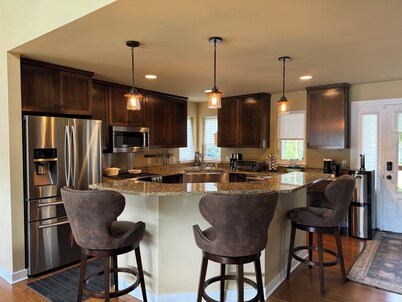 Horseshoe Lake retreat- 2-bedroom + loft lake house, minutes from U of M Stadium