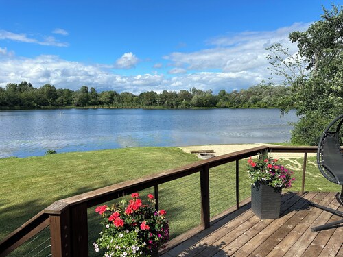 Waterfront Serenity Minutes from Ann Arbor & The Big House, Horseshoe Lake