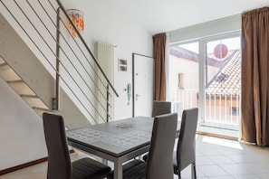Apartment | Wohnbereich | 35-Zoll-Fernseher mit Digitalempfang