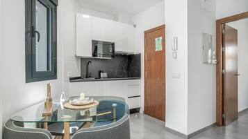 Réfrigérateur, micro-ondes, plaque de cuisson, cafetiÚre/bouilloire