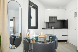 Kühlschrank, Mikrowelle, Herdplatte, Wasserkocher mit Kaffee-/Teezubehör