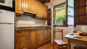 Refrigerador, microondas, placa de cocina, cafetera/tetera