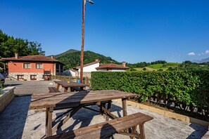 Outdoor dining - Apartment 'Comeya' with Mountain View, Private Terrace and Wi-Fi (Cangas De Onis)