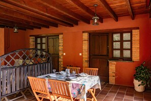 Outdoor dining - Apartment 'Comeya' with Mountain View, Private Terrace and Wi-Fi (Cangas De Onis)