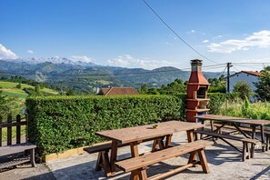 Outdoor dining - Apartment 'Comeya' with Mountain View, Private Terrace and Wi-Fi (Cangas De Onis)