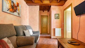 Tv, dvd-spelare och ett bordtennisbord