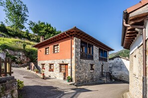 Exterior - Apartment 'Comeya' with Mountain View, Private Terrace and Wi-Fi (Cangas De Onis)
