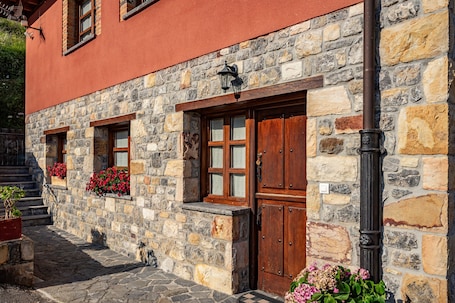 Exterior detail. Apartment 'Fana' with Mountain View, Private Garden and Wi-Fi