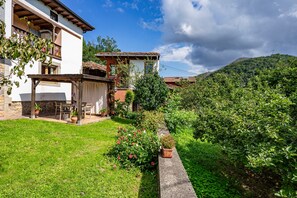 Outdoor dining - Rural House 'La Casita De Heidi' with Mountain Views, Private Terrace and Wi-Fi (Cangas De Onis)