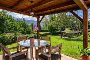 Outdoor dining - Rural House 'La Casita De Heidi' with Mountain Views, Private Terrace and Wi-Fi (Cangas De Onis)