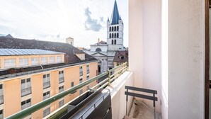 A balcony with a view of a church tower and adjacent buildings. - Apartment 'Annecy - Le 10' with Balcony, Wi-Fi and Air Conditioning (Annecy)