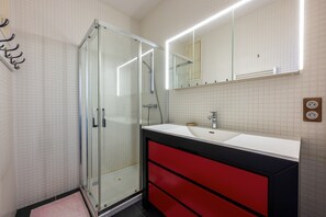 Douche, sèche-cheveux, serviettes fournies