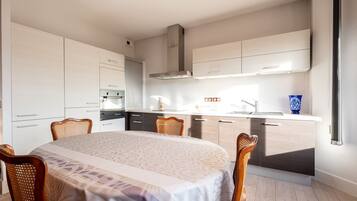 Køleskab, mikrobølgeovn, ovn, kogeplade