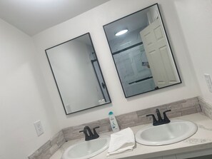 Chuveiro, secador de cabelo, toalhas de banho, sabonete