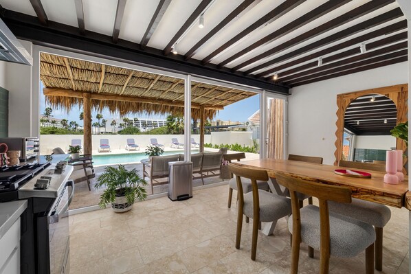 Outdoor dining - Exclusive Caribbean Palapa and pool villa. Across the Marriot (Noord)